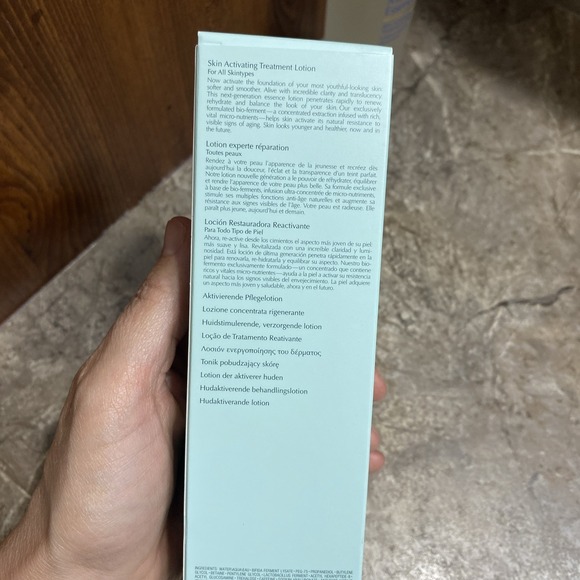 Estee Lauder Radiant Cleanser and Exfoliant - Picture 4 of 5